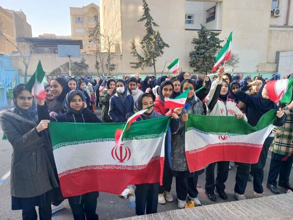 نواختن زنگ انقلاب در دبیرستان شهید محمدکاظم موسوی ناحیه ۲ کرج و شهرستان فردیس 