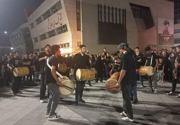 حال و هوای آیین سنتی دمام زنی در شب عاشورا و میدان شهدای مشهد