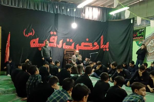 اندیشه شاهد هم‌نوا با غم فاطمه(س)