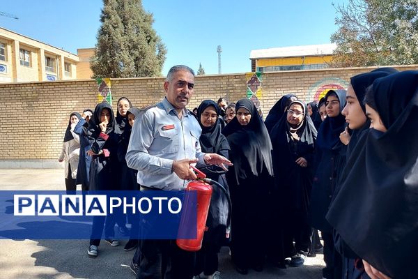 گرامیداشت مقام آتش‌نشان در دبیرستان نمونه دولتی شهیدی باقرشهر 