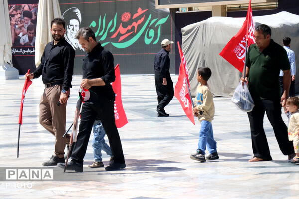 حرم مطهر امام رضا(ع)، میزبان زائران و عزاداران رهبر شهید