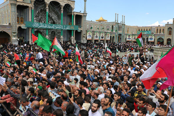 حضور پرشور نوجوانان قمی در آیین استقبال از رئیس جمهوری 