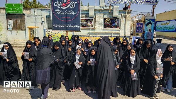  طنین فریاد استکبارستیزی دانش‌آموزان زاوه با اجرای سرود «باید برخاست»