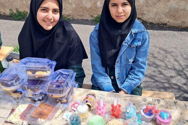 برگزاری بازارچه صنایع دستی و غذا در دبیرستان‌ حضرت‌ معصومه (س) شهرستان فیروزکوه