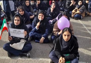 تجلیل از دانش‌آموزان برتر در مراسم یوم‌الله مدرسه شهدای فرهنگی۲