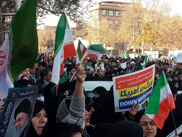 خیرش عظیم ملت یکپارچه ایران علیه عناصر تخریبگر و تروریست مسلح در مشهد مقدس