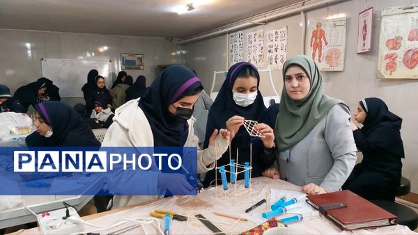 کارسوق سازه های سرنگی در دبیرستان دخترانه شاهدبحرینیان ناحیه۴ اصفهان