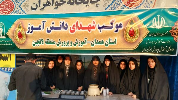 دانش‌آموزان با عشق در موکب امام حسین (ع) پذیرای زائران شدند