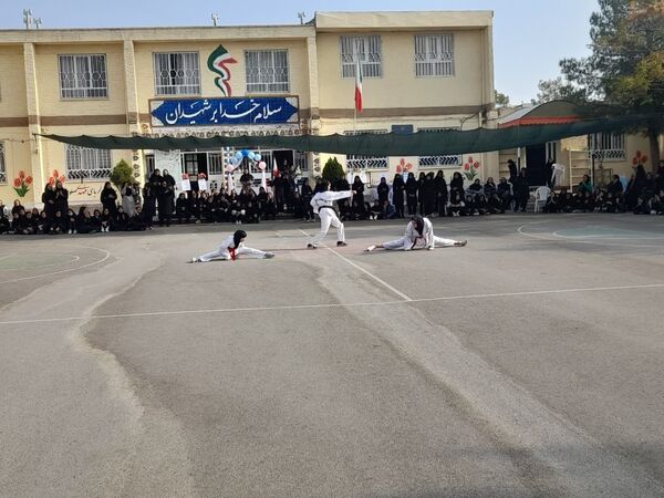 اجتماع مادران و دختران در ورزش صبحگاهی دبیرستان شاهد هاجر