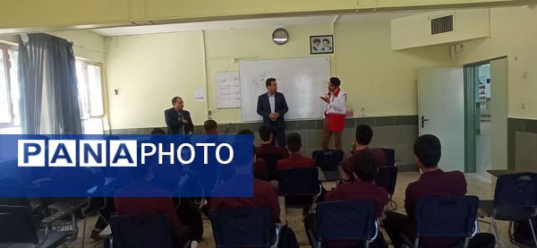 کلاس آموزشی هلال احمر در دبیرستان نمونه آیت الله خامنه ای