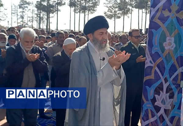 اقامه نماز با شکوه عید فطر به امامت امام جمعه حبیب آباد