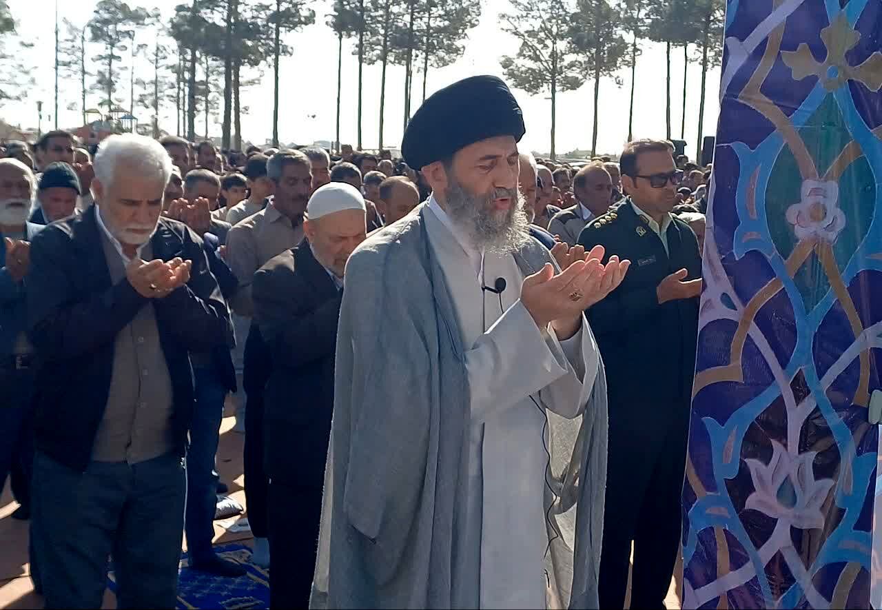 اقامه نماز با شکوه عید فطر به امامت امام جمعه حبیب آباد