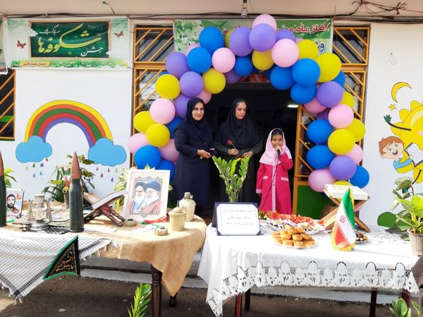 ورود شکوفه‌ها به مدارس در عباس آباد 