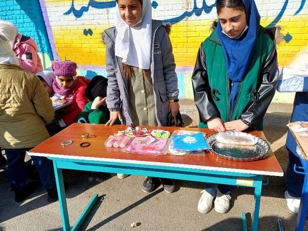 برپایی بازارچه درون مدرسه‌ای در دبستان ربابه هاشمیان یزدی شیروان