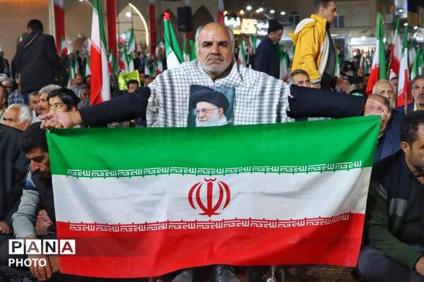 هنرمندان پای کار انقلاب