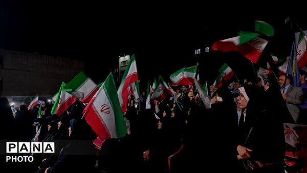 حضور پرشور مردم در تجمع انقلابی، صحنه‌ای از همبستگی و آرمان‌خواهی