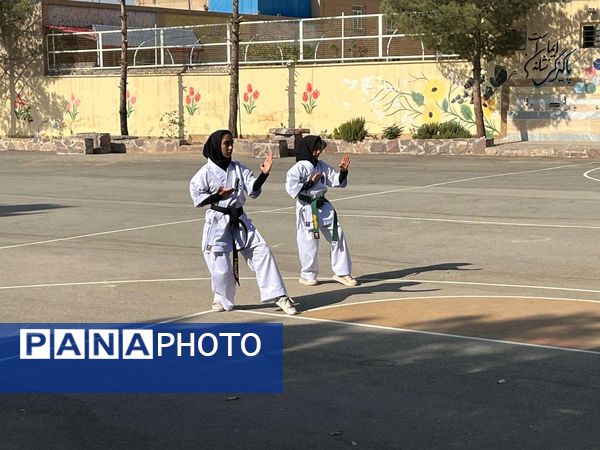 مراسم بزرگداشت هفته تربیت بدنی و ورزش در دبیرستان شاهد هاجر