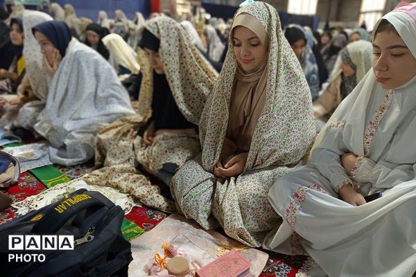 حضور پرشور فرهنگیان و دانش‌آموزان در مصلی نسیم شهر