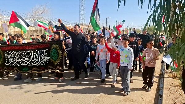 راهپیمایی روز دانش آموز در زادگاه نوجوان شهید محمدحسین فهمیده