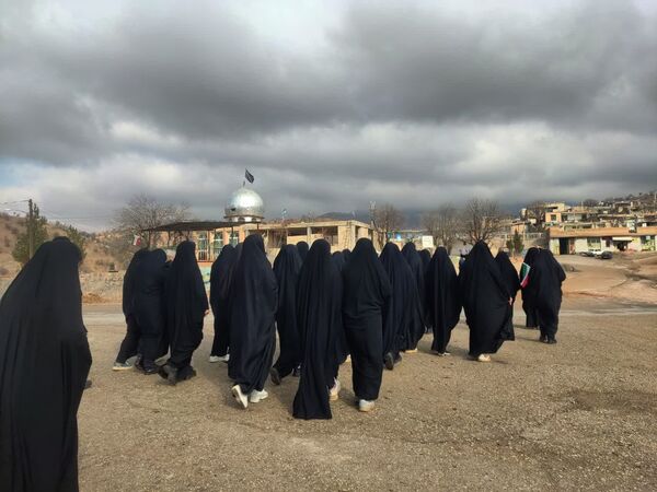 غبار‌روبی مزار شهدا در آستان مقدس امام زاده جعفر (ع) منطقه میانکوه 