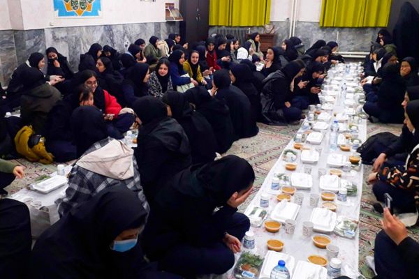 برگزاری مراسم افطار در مدرسه حضرت زینب ناحیه یک ری