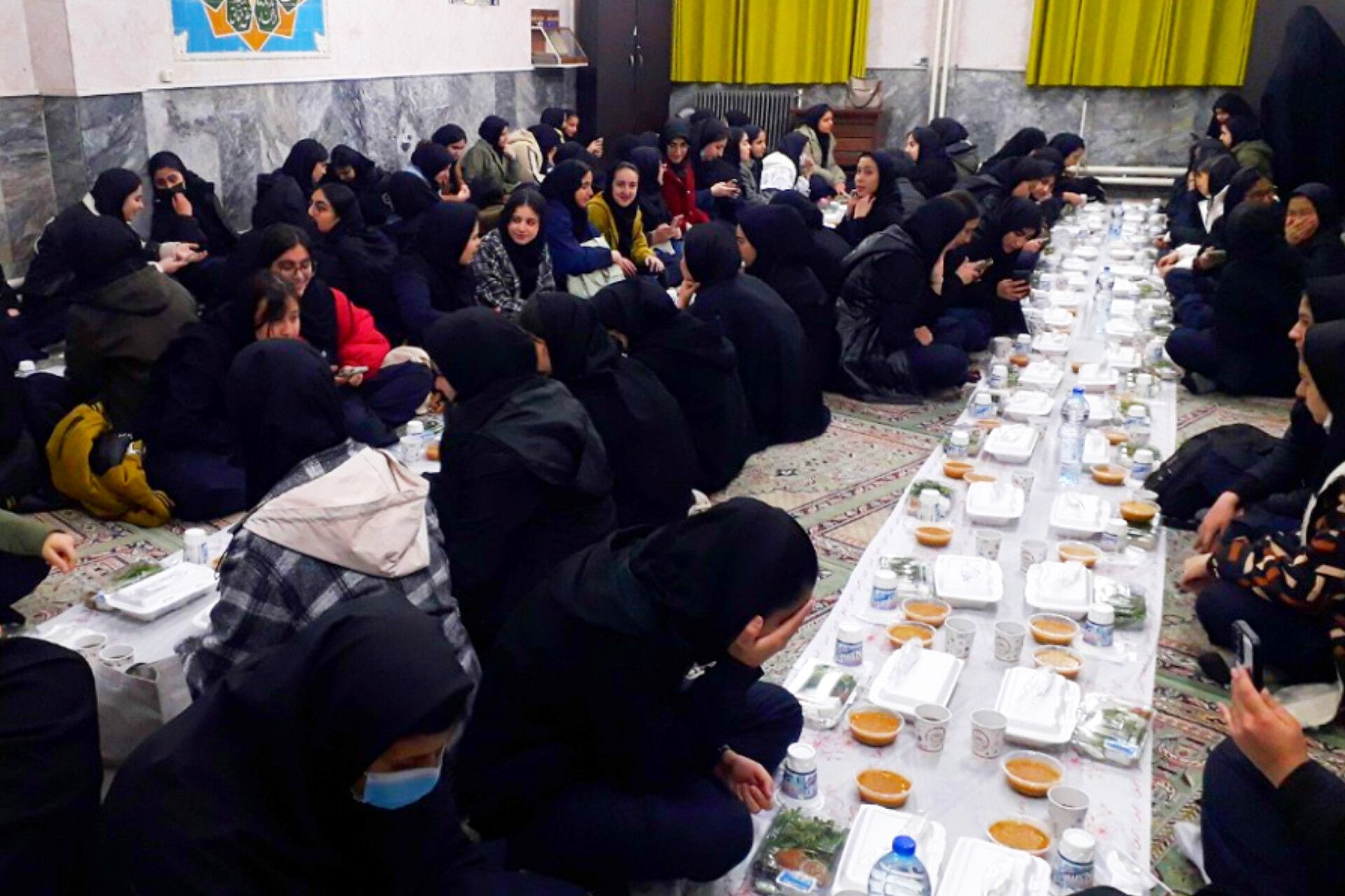 برگزاری مراسم افطار در مدرسه حضرت زینب ناحیه یک ری