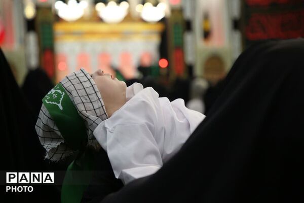 آیین شیرخوارگان حسینی با حضور همسران شهدا در قم