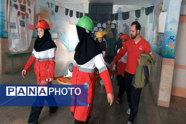مانور زلزله در مدارس پیشوا «با شعار مدرسه ایمن، جامعه تاب آور»