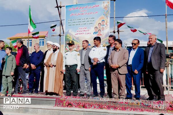 یادبودی در مسیر دوچرخه برای قهرمانان کوچک میناب