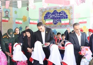 آغاز سال تحصیلی کلاس اولی‌ها با برگزاری جشن شکوفه ها