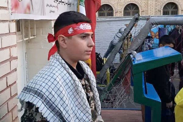 نواختن زنگ هفته بسیج در دبیرستان عرفان