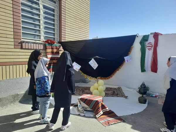 دانش‌آموزان دبستان نیک‌اندیشان چناران با جشن فرهنگ روستا و عشایر، اصالت ایرانی را زنده کردند