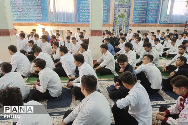 طنین زیارت عاشورا در دبیرستان نمونه دولتی شهدای علم و فناوری
