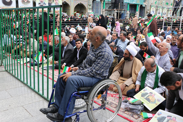 حضور پرشور نوجوانان قمی در آیین استقبال از رئیس جمهوری 