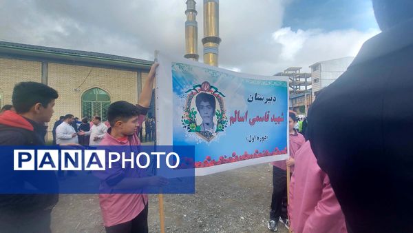 حضور پر شور نسل آینده در راهپیمایی روز دانش آموز 