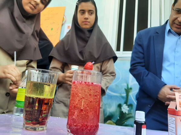 برپایی ایستگاه‌های آزمایشگاهی در مدرسه شهید محمدی پور خلیل‌آباد