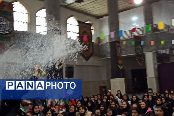 مدرسه شهید لطفی بهارستان‌دو میزبان جشن دهه فجر 