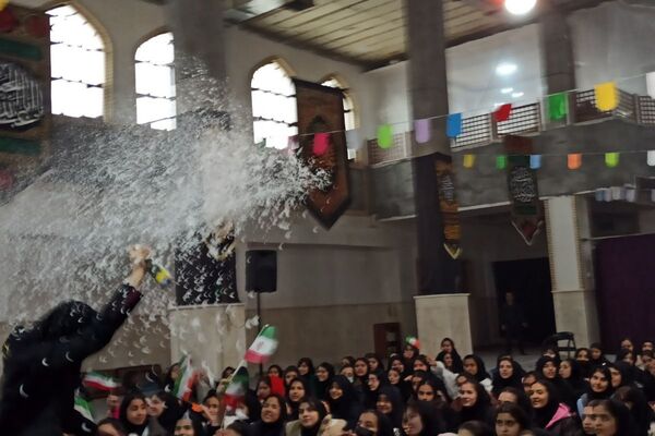 مدرسه شهید لطفی بهارستان‌دو میزبان جشن دهه فجر 