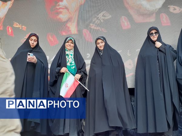 جلوه‌هایی از اجتماع مردم بجنورد در تجلیل از بانوی شجاع رسانه ملی