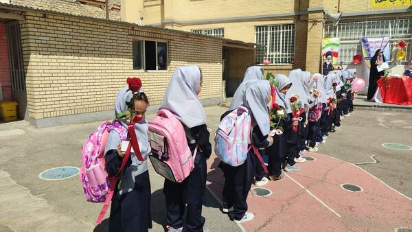 مراسم جشن شکوفه‌‎ها در دبستان شاهد حاج تقی آقا بزرگ مشهد 