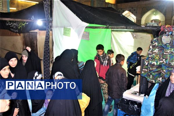 استقبال نوجوانان از غرفه‌های یادواره شهدای مسجد جامع قم