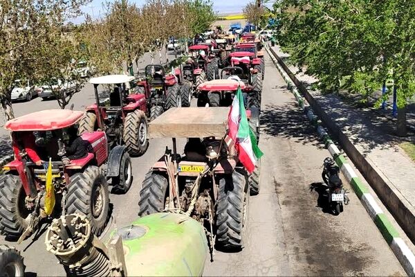 حرکت کاروان «تراکتورها» در شهر جعفریه قم 
