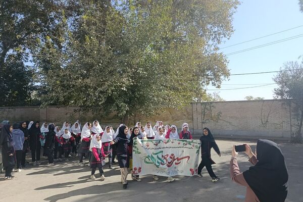 گرامیداشت روز دانش آموز در مدارس دخترانه پیشوا؛ شکوفایی مهر و علم در باران، کوثر، دیانت و مهردخت