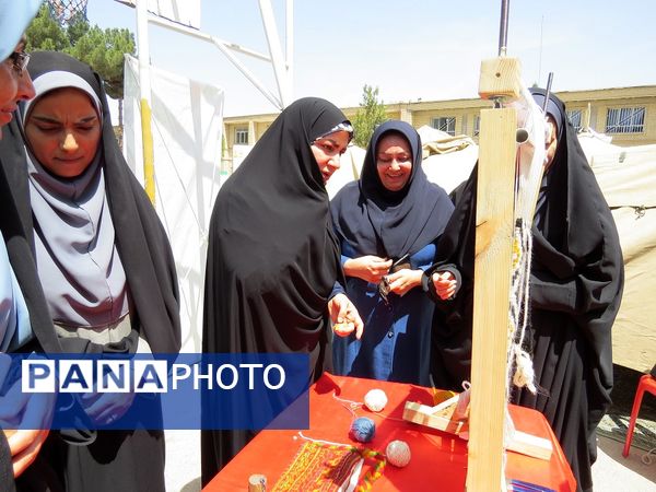 بازدید مشاور وزیر آموزش و پرورش در امور زنان از دست‌سازه‌های دانش‌آموزان دبیرستان 22 بجنورد