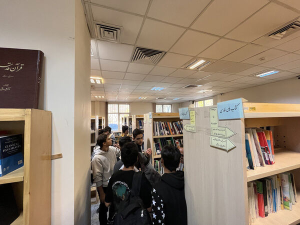 بازدید علمی دانش‌آموزان دبیرستان هدایتی قم از دانشگاه شهید بهشتی تهران 