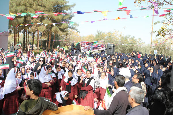 مجتمع مدارس سما کاشان ۱۳ آبان را با یاد شهدا و نام زهرا(س) گرامی داشت
