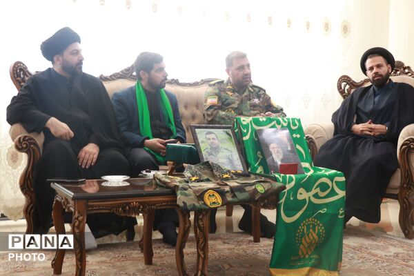 حضور خادمان حرم حضرت معصومه(س) همراه پرچم متبرک در پادگان قهرمان