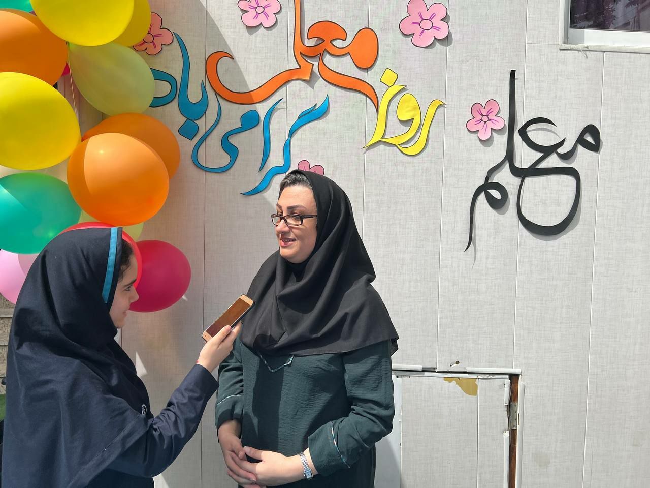 معلمی وصف عشق است