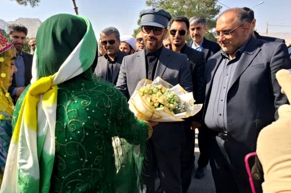 میثاق استاندار و مسئولان استانی با شهدا در سفر به زرقان