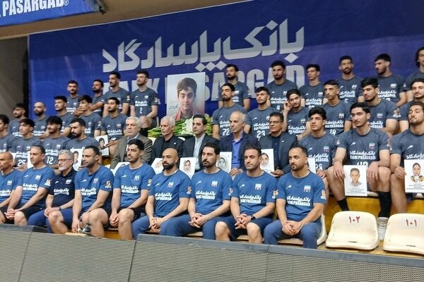 ادای احترام بلندقامتان والیبال ایران به شهدای دانش آموز سروقامت میناب+فیلم